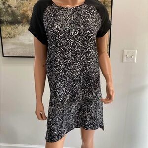 Fossil Black Dress with White Abstract Spot Print t shirt style 100% silk XS